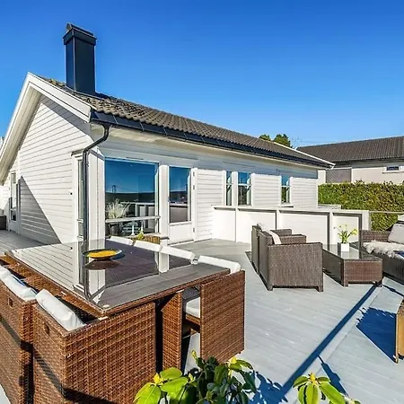 Sorlandsperle I Arendal Holiday home Faervik